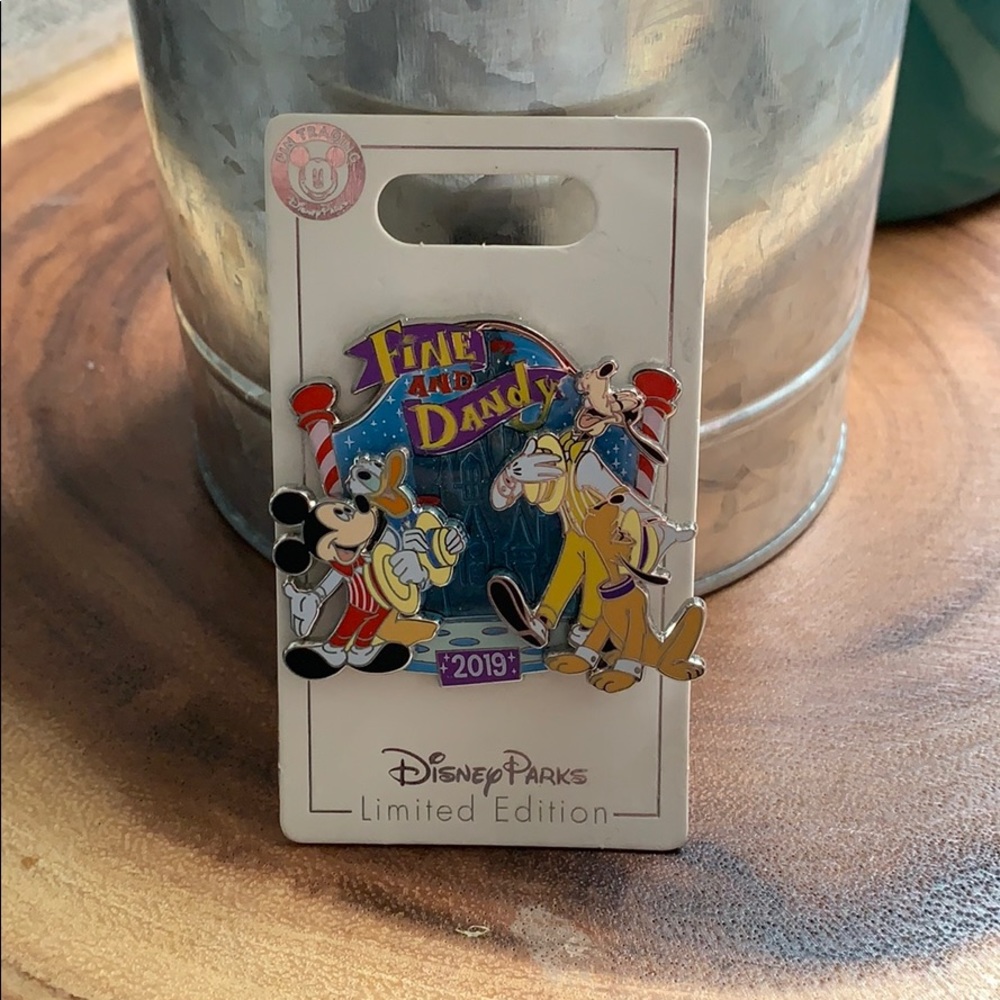 Disney Mickey and Friends Fine and Dandy Pin LE 19